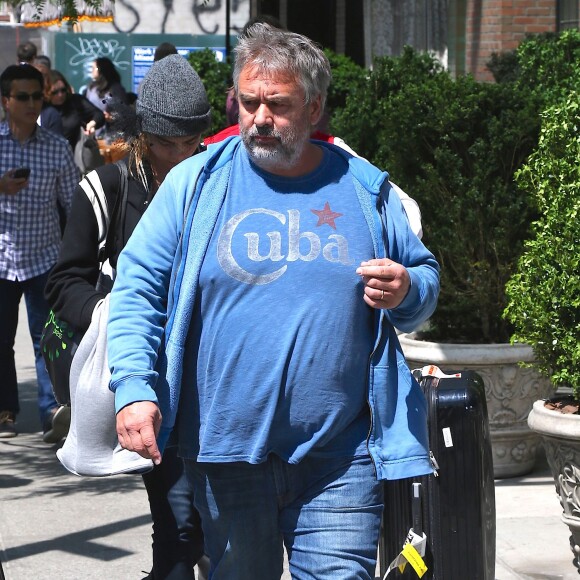 Luc Besson sort de l'hôtel Bowery à New York, le 15 mai 2015.