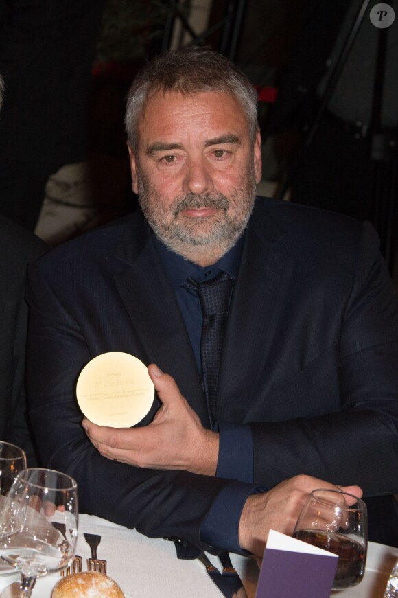 Luc Besson et sa Médaille d'Or de l'Académie des Arts et Techniques du Cinéma - Remise de la Médaille d'Or de l'Académie des Arts et Techniques du Cinéma à Luc Besson par Alain Terzian, à la Monnaie de Paris, le 19 janvier 2015.