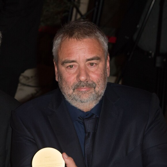Luc Besson et sa Médaille d'Or de l'Académie des Arts et Techniques du Cinéma - Remise de la Médaille d'Or de l'Académie des Arts et Techniques du Cinéma à Luc Besson par Alain Terzian, à la Monnaie de Paris, le 19 janvier 2015.