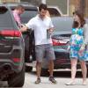 Exclusif - Zooey Deschanel enceinte et son compagnon Jacob Pechenik quittent une maternité à Austin au Texas le 27 juin 2015. 