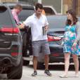  Exclusif - Zooey Deschanel enceinte et son compagnon Jacob Pechenik quittent une maternit&eacute; &agrave; Austin au Texas le 27 juin 2015.&nbsp; 
