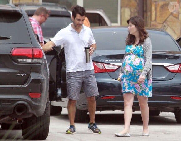 Exclusif - Zooey Deschanel enceinte et son compagnon Jacob Pechenik quittent une maternité à Austin au Texas le 27 juin 2015. 