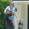 Exclusif - Emily Deschanel, qui vient d'accoucher de son second enfant, se promène avec son fils Henry Hornsby dans les rues de Los Angeles le 25 juin 2015.