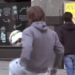 Déguisé, Cristiano Ronaldo fait une surprise à un jeune garçon en plein centre de Madrid - 2015