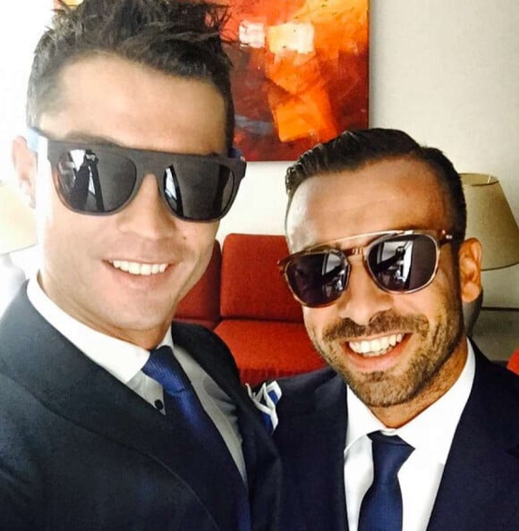 Cristiano Ronaldo et son ami Ricky Regufe avant le mariage de leur ami Jorge Mendes à Porto le 2 août 2015. 