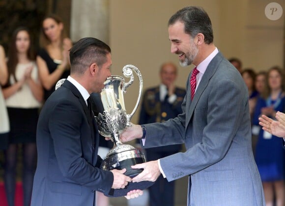 Diego "El Cholo" Simeone et le roi Felipe VI d'Espagne lors des National Sports Awards à Madrid le 4 décembre 2014