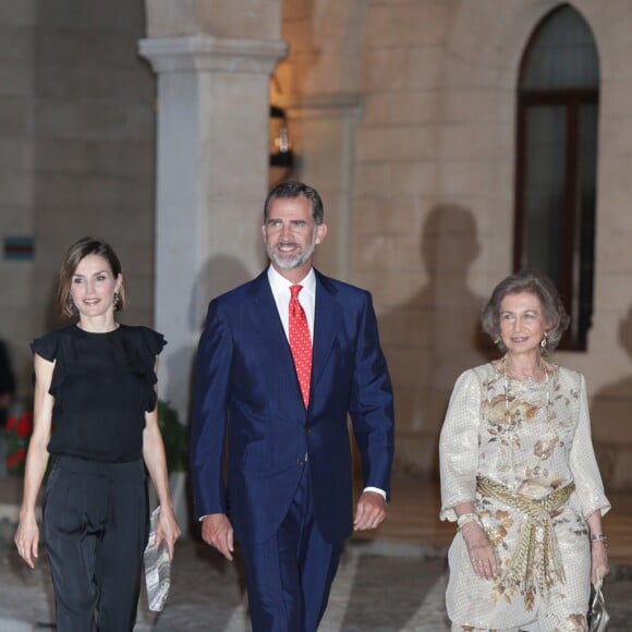 Letizia et Felipe VI d'Espagne, en compagnie de la reine Sofia, accueillaient près de 400 invités mercredi 5 août 2015 au palais royal de la Almudaina, à Palma de Majorque, pour la grande réception officielle célébrant les liens entre la Maison royale et la population de l'île.