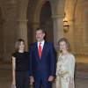 Letizia et Felipe VI d'Espagne, en compagnie de la reine Sofia, accueillaient près de 400 invités mercredi 5 août 2015 au palais royal de la Almudaina, à Palma de Majorque, pour la grande réception officielle célébrant les liens entre la Maison royale et la population de l'île.