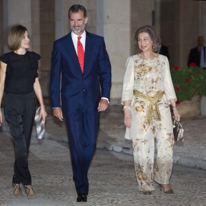 Letizia et Felipe VI d'Espagne, en compagnie de la reine Sofia, accueillaient près de 400 invités mercredi 5 août 2015 au palais royal de la Almudaina, à Palma de Majorque, pour la grande réception officielle célébrant les liens entre la Maison royale et la population de l'île.