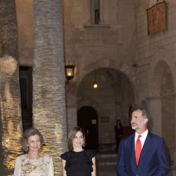 Letizia et Felipe VI d'Espagne, en compagnie de la reine Sofia, accueillaient près de 400 invités mercredi 5 août 2015 au palais royal de la Almudaina, à Palma de Majorque, pour la grande réception officielle célébrant les liens entre la Maison royale et la population de l'île.