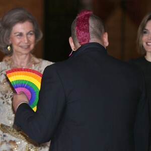 Letizia et Felipe VI d'Espagne, en compagnie de la reine Sofia, accueillaient près de 400 invités mercredi 5 août 2015 au palais royal de la Almudaina, à Palma de Majorque, pour la grande réception officielle célébrant les liens entre la Maison royale et la population de l'île.