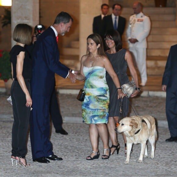 Letizia et Felipe VI d'Espagne, en compagnie de la reine Sofia, accueillaient près de 400 invités mercredi 5 août 2015 au palais royal de la Almudaina, à Palma de Majorque, pour la grande réception officielle célébrant les liens entre la Maison royale et la population de l'île.