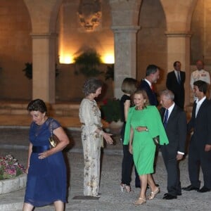 Letizia et Felipe VI d'Espagne, en compagnie de la reine Sofia, accueillaient près de 400 invités mercredi 5 août 2015 au palais royal de la Almudaina, à Palma de Majorque, pour la grande réception officielle célébrant les liens entre la Maison royale et la population de l'île.