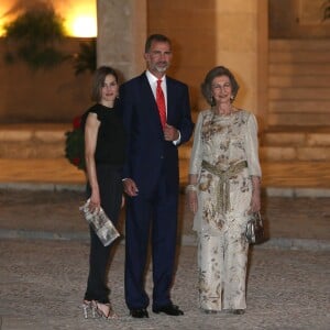 Letizia et Felipe VI d'Espagne, en compagnie de la reine Sofia, accueillaient près de 400 invités mercredi 5 août 2015 au palais royal de la Almudaina, à Palma de Majorque, pour la grande réception officielle célébrant les liens entre la Maison royale et la population de l'île.