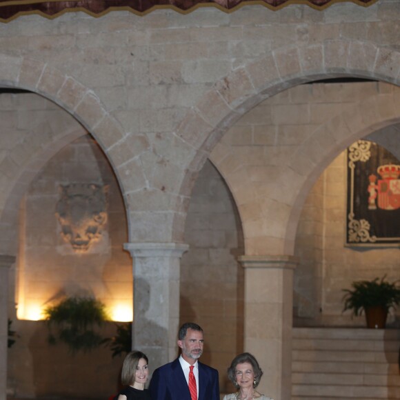 Letizia et Felipe VI d'Espagne, en compagnie de la reine Sofia, accueillaient près de 400 invités mercredi 5 août 2015 au palais royal de la Almudaina, à Palma de Majorque, pour la grande réception officielle célébrant les liens entre la Maison royale et la population de l'île.