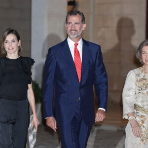 Letizia et Felipe VI d'Espagne, en compagnie de la reine Sofia, accueillaient près de 400 invités mercredi 5 août 2015 au palais royal de la Almudaina, à Palma de Majorque, pour la grande réception officielle célébrant les liens entre la Maison royale et la population de l'île.