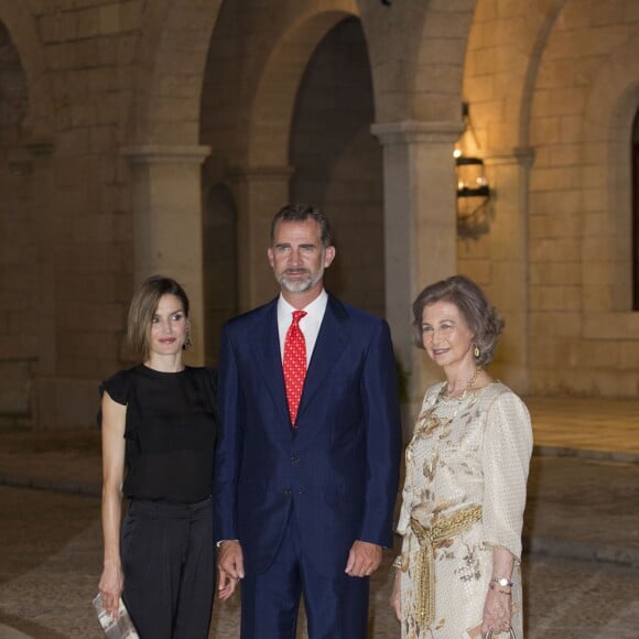 Letizia et Felipe VI d'Espagne, en compagnie de la reine Sofia, accueillaient près de 400 invités mercredi 5 août 2015 au palais royal de la Almudaina, à Palma de Majorque, pour la grande réception officielle célébrant les liens entre la Maison royale et la population de l'île.