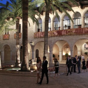 Letizia et Felipe VI d'Espagne, en compagnie de la reine Sofia, accueillaient près de 400 invités mercredi 5 août 2015 au palais royal de la Almudaina, à Palma de Majorque, pour la grande réception officielle célébrant les liens entre la Maison royale et la population de l'île.