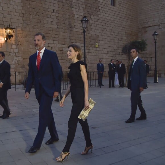 Letizia et Felipe VI d'Espagne, en compagnie de la reine Sofia, accueillaient près de 400 invités mercredi 5 août 2015 au palais royal de la Almudaina, à Palma de Majorque, pour la grande réception officielle célébrant les liens entre la Maison royale et la population de l'île.