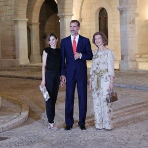 La reine Letizia et le roi Felipe VI d'Espagne, en compagnie de la reine Sofia, accueillaient près de 400 invités mercredi 5 août 2015 au palais royal de la Almudaina, à Palma de Majorque, pour la grande réception officielle célébrant les liens entre la Maison royale et la population de l'île.