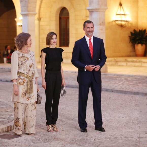 La reine Letizia et le roi Felipe VI d'Espagne, en compagnie de la reine Sofia, accueillaient près de 400 invités mercredi 5 août 2015 au palais royal de la Almudaina, à Palma de Majorque, pour la grande réception officielle célébrant les liens entre la Maison royale et la population de l'île.