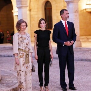 La reine Letizia et le roi Felipe VI d'Espagne, en compagnie de la reine Sofia, accueillaient près de 400 invités mercredi 5 août 2015 au palais royal de la Almudaina, à Palma de Majorque, pour la grande réception officielle célébrant les liens entre la Maison royale et la population de l'île.