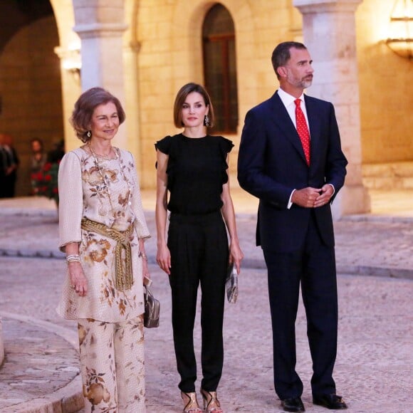 La reine Letizia et le roi Felipe VI d'Espagne, en compagnie de la reine Sofia, accueillaient près de 400 invités mercredi 5 août 2015 au palais royal de la Almudaina, à Palma de Majorque, pour la grande réception officielle célébrant les liens entre la Maison royale et la population de l'île.