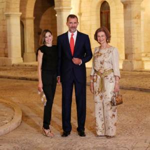 La reine Letizia et le roi Felipe VI d'Espagne, en compagnie de la reine Sofia, accueillaient près de 400 invités mercredi 5 août 2015 au palais royal de la Almudaina, à Palma de Majorque, pour la grande réception officielle célébrant les liens entre la Maison royale et la population de l'île.