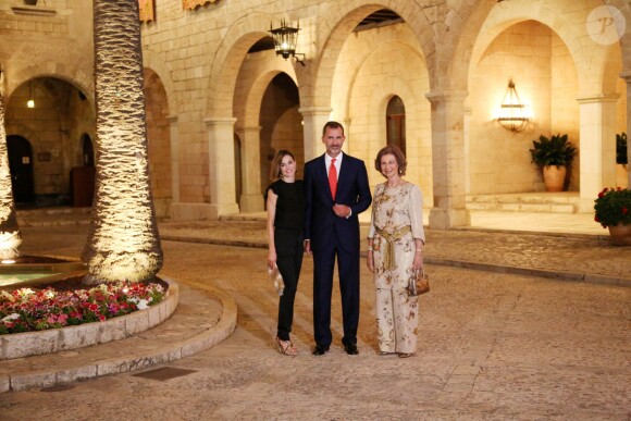 La reine Letizia et le roi Felipe VI d'Espagne, en compagnie de la reine Sofia, accueillaient près de 400 invités mercredi 5 août 2015 au palais royal de la Almudaina, à Palma de Majorque, pour la grande réception officielle célébrant les liens entre la Maison royale et la population de l'île.
