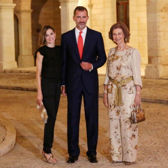 La reine Letizia et le roi Felipe VI d'Espagne, en compagnie de la reine Sofia, accueillaient près de 400 invités mercredi 5 août 2015 au palais royal de la Almudaina, à Palma de Majorque, pour la grande réception officielle célébrant les liens entre la Maison royale et la population de l'île.