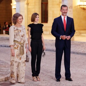 La reine Letizia et le roi Felipe VI d'Espagne, en compagnie de la reine Sofia, accueillaient près de 400 invités mercredi 5 août 2015 au palais royal de la Almudaina, à Palma de Majorque, pour la grande réception officielle célébrant les liens entre la Maison royale et la population de l'île.