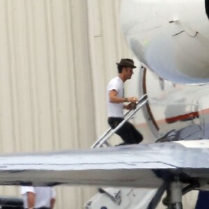 Justin Theroux monte à bord d'un jet privé, le 6 août 2015 à Los Angeles.