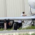 Justin Theroux monte à bord d'un jet privé, le 6 août 2015 à Los Angeles.