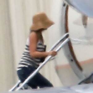 Jennifer Aniston monte à bord d'un jet privé, le 6 août 2015 à Los Angeles.