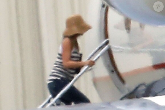 Jennifer Aniston monte à bord d'un jet privé, le 6 août 2015 à Los Angeles.