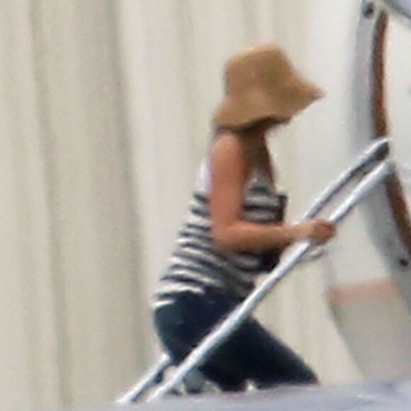 Jennifer Aniston monte à bord d'un jet privé, le 6 août 2015 à Los Angeles.