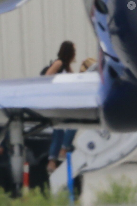 Courteney Cox monte à bord d'un jet privé, le 6 août 2015 à Los Angeles.