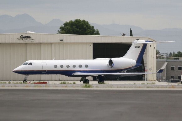 Jennifer Aniston et Justin Theroux, récemment mariés, ont pris un jet privé le 6 août 2015 à Los Angeles pour aller à Bora Bora.