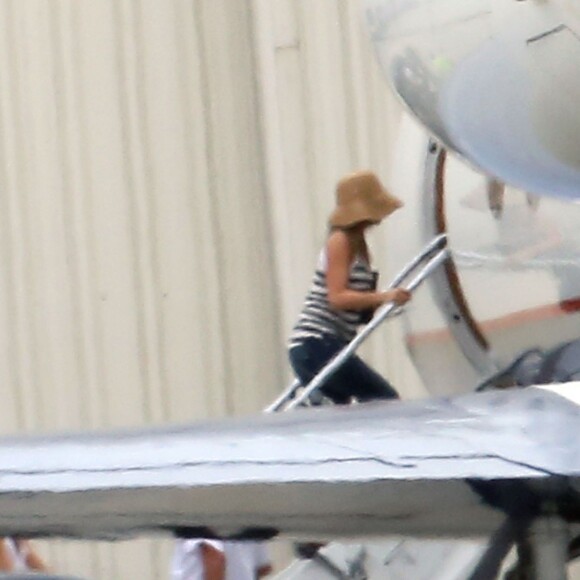 Jennifer Aniston monte à bord d'un jet privé, le 6 août 2015 à Los Angeles.