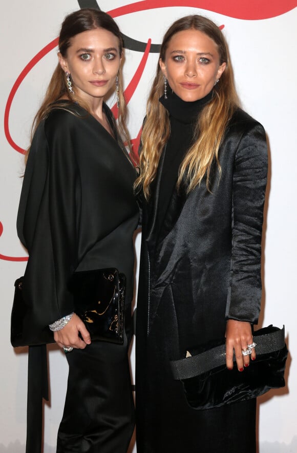 Les soeurs jumelles Mary-Kate (à droite) et Ashley Olsen à la soirée des CFDA Fashion Awards 2015 à New York, le 1er juin 2015.