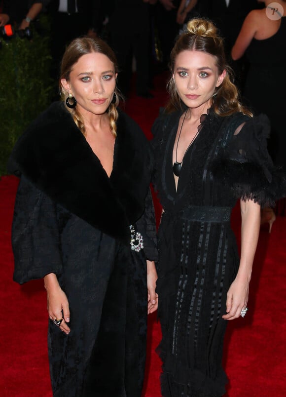 Mary-Kate Olsen et sa soeur Ashley Olsen - Soirée Costume Institute Gala 2015 (Met Ball) au Metropolitan Museum, à New York. Le 4 mai 2015