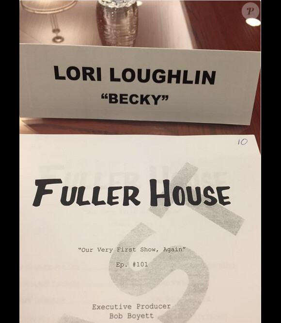 Les comédiens de Fuller House ont posté des photos des scripts du premier épisode de la série pour fêter leur premier jour de tournage, le jeudi 16 juillet 2015.