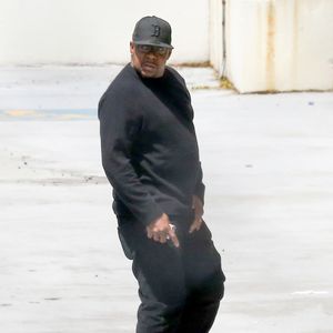 Exclusif - =Bobby Brown, stressé, va rendre visite à sa fille Bobby Kristina Brown avec d'autres membres de la famille au centre médical DeKalb à Decatur, le 20 avril 2015.