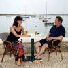 David Cameron et son épouse Samantha posant pour la presse le 8 août 2015 à Alvor, dans l'Algarve au Portugal, pour la presse. Il porte des FitFlops, elle porte la même jupe que sept ans plus tôt !