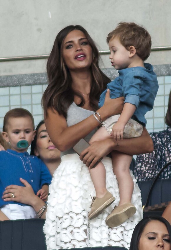 La superbe Sara Carbonero et son fils Martin à Porto le 8 août 2015 devant le match d'Iker Casillas.