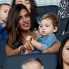 Sara Carbonero et son fils Martin à Porto le 8 août 2015 devant le match d'Iker Casillas. 