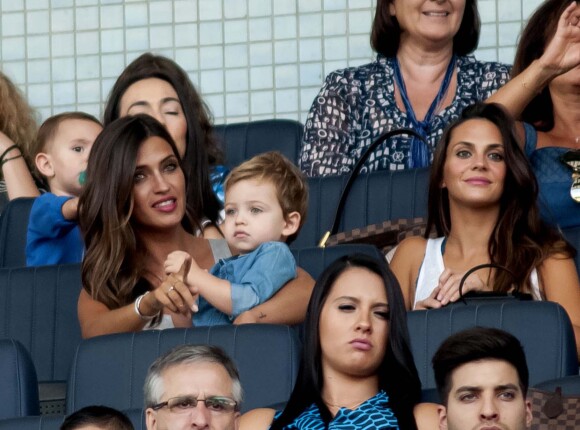 Sara Carbonero et son fils Martin à Porto le 8 août 2015 devant le match d'Iker Casillas. 