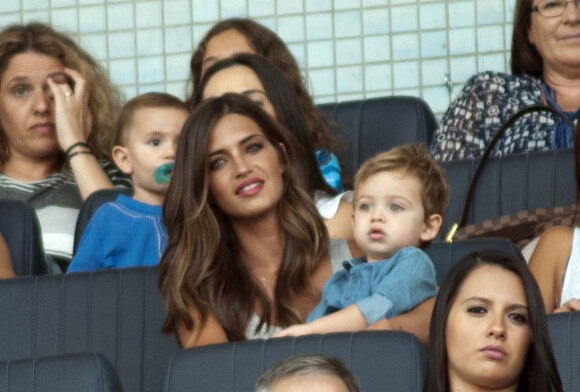 La belle Sara Carbonero et son fils Martin à Porto le 8 août 2015 devant le match d'Iker Casillas.