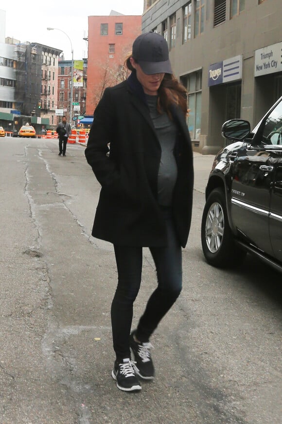 Jennifer Carpenter enceinte dans les rues de New York le 30 mars 2015