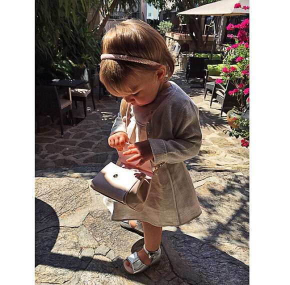 Mélia, la petite fille de Karim Benzema, et son sac à mains - photo publiée le 21 juin 2015